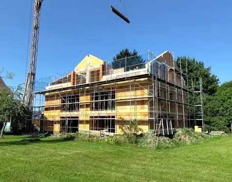 Baustelle während Mauerwerksarbeiten mit Baukran