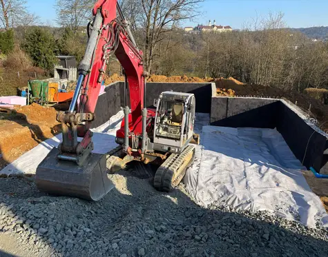 Aushub einer Erd- und Baugrube mit Bagger