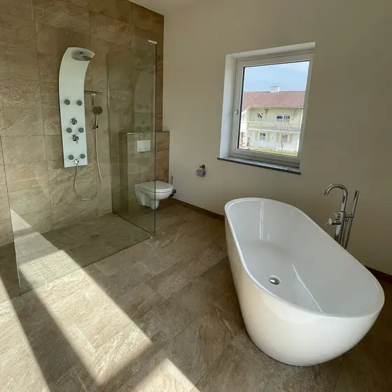 Modernisiertes Bad mit ebener Duscher