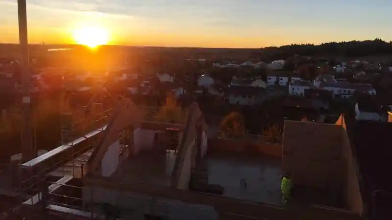 Baustelle bei Dämmerung