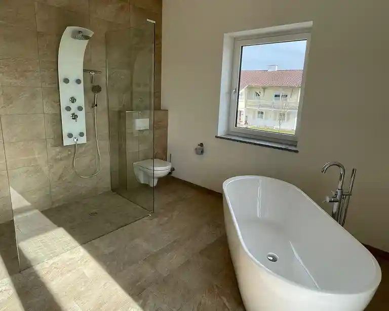 Saniertes Badezimmer mit freiliegender Badewanne