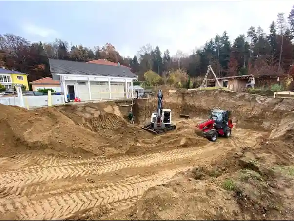 Baugrubenaushebung mit Bagger und Radlader