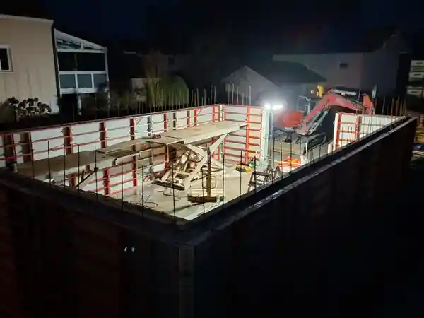 Baustelle bei Nacht, mit Flutlicht