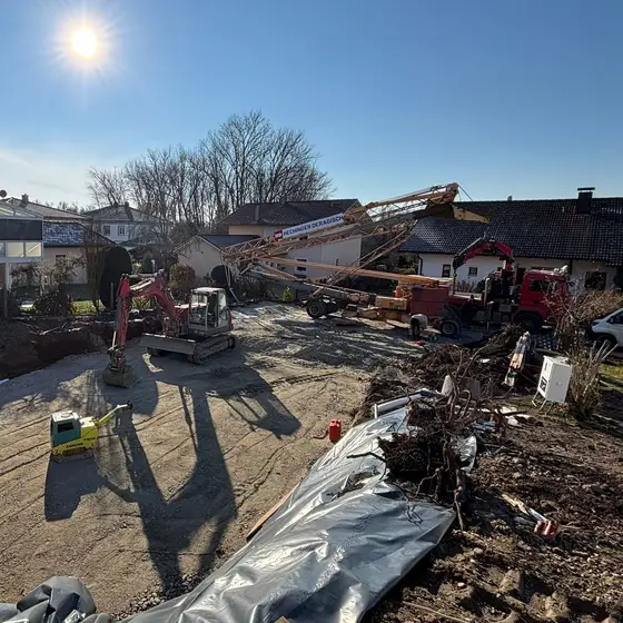 Baustelle mit Bagger und Baukran